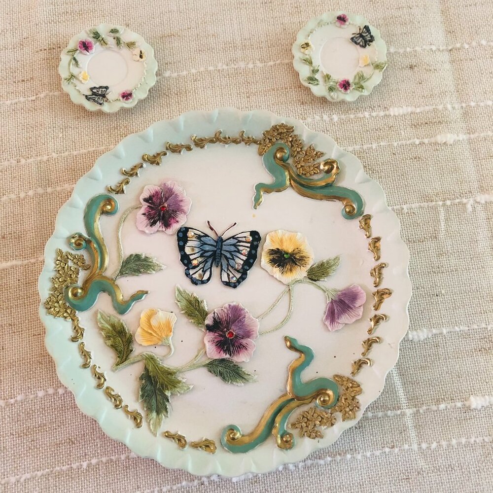 Decorative plates from a tea set